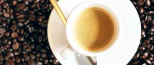 Mehr drin als drin ist. Für die Produktion einer Tasse Kaffee werden bis zu 140 Liter Wasser benötigt, für einen Rindfleisch-Hamburger sogar 2400 Liter. Umweltverbände raten dazu, den Fleischverbrauch zu reduzieren. Foto: ddp