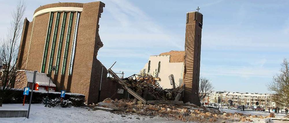 Vermutlich war die Schneelast zu groß: Eine belgische Kirche ist nach der Mitternachtsmesse eingestürzt.