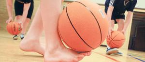 Noch keine runde Sache. Mit dem Bildungspaket will die Bundesregierung die Mitgliedschaft in Sportvereinen, das Schulessen, Nachhilfe, Klassenfahrten sowie kulturelle Aktivitäten über ein Gutscheinsystem fördern. Foto: ddp