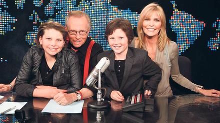 Trotz laufender Scheidung: Zum Abschied hat sich Larry King seine Familie mit Noch-Gattin Shawn und den Kindern Chance (links) und Cannon vor die Kamera geholt. Foto: Reuter