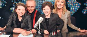 Trotz laufender Scheidung: Zum Abschied hat sich Larry King seine Familie mit Noch-Gattin Shawn und den Kindern Chance (links) und Cannon vor die Kamera geholt. Foto: Reuter