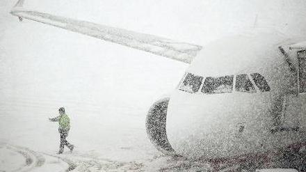 Schneetreiben stellte die Flughäfen in Europa gestern vor große Herausforderungen. Reuters