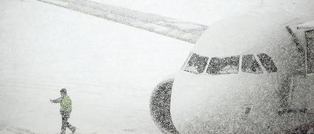 Schneetreiben stellte die Flughäfen in Europa gestern vor große Herausforderungen. Reuters