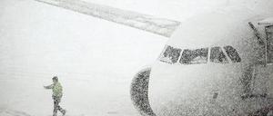 Schneetreiben stellte die Flughäfen in Europa gestern vor große Herausforderungen. Reuters