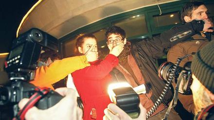 Sprachlos in Budapest. Studenten protestieren in der ungarischen Hauptstadt gegen das neue Mediengesetz, dem zufolge unliebsame Rundfunkbetriebe, Zeitungen und Zeitschriften mit empfindlichen Geldbußen rechnen müssen. Foto: Ferenc Isza/AFP