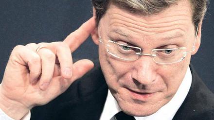 Schwarzer Anzug, schwarze Krawatte. Über Afghanistan redete Westerwelle im Bundestag in ernstem Ton.