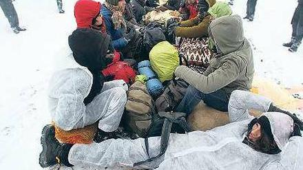 Blockade in Brünzow. Castor-Gegner legten sich vor am Donnerstag in dem Ort in der Nähe des Zwischenlagers Lubmin auf die Gleise. Foto: dpa