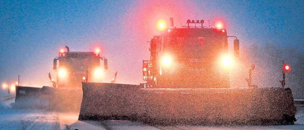 Nächtlicher Großeinsatz. Räumfahrzeuge der Autobahnmeisterei Emmelshausen auf der Hunsrück-Autobahn. Foto: dapd