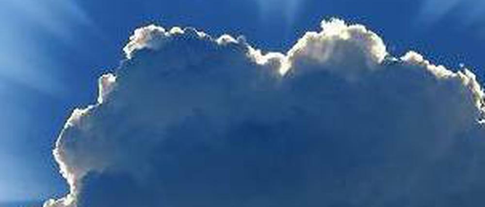 Sonnenschirm. An der Oberseite der Wolken werden die Strahlen reflektiert, drunter wird’s kühler. Dieser Effekt wird aber bei steigenden Temperaturen verhältnismäßig schwächer. Foto: ddp