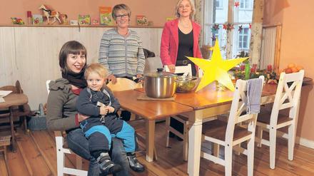 Engagiert. Das Dyade-Team um die psychologische Fachleiterin Agnes Metzger (r.), Projektleiterin Kerstin Hartung (M.) und Sozialarbeiterin Antonia Jacobi.