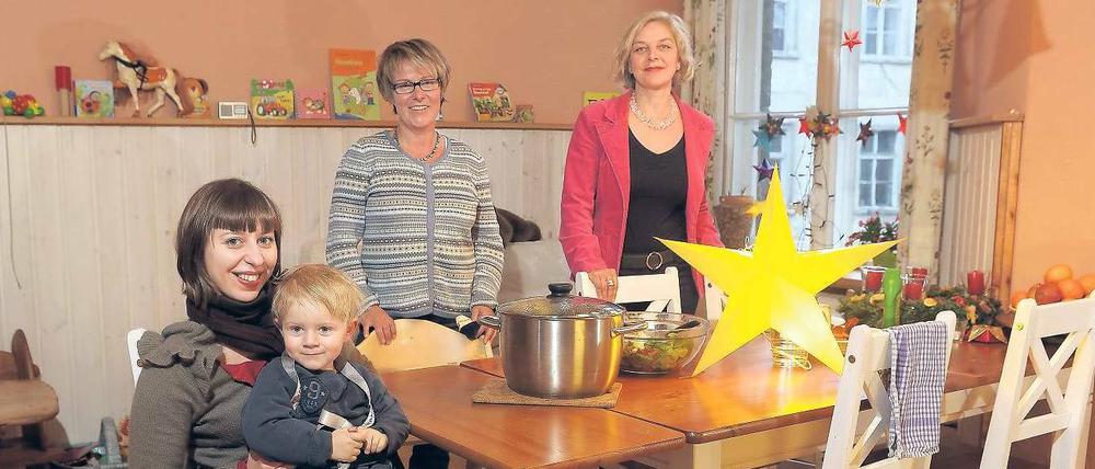 Engagiert. Das Dyade-Team um die psychologische Fachleiterin Agnes Metzger (r.), Projektleiterin Kerstin Hartung (M.) und Sozialarbeiterin Antonia Jacobi.