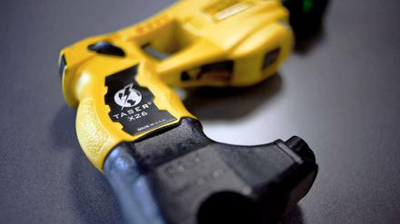 Taser wie diesen will auch die Berliner Polizei im Rahmen ihrer Sondereinsatzkommandos häufiger einsetzen. 