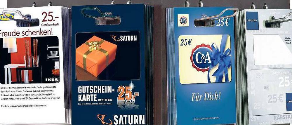 Möbel an der Tankstelle. Im Kreditkartenformat werden die Gutscheine verschiedener Anbieter verbreitet – auch dort, wo ihre Produkte sonst nicht verkauft werden. 