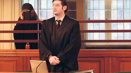 Hinter der Glasscheibe. Die mutmaßliche Terrorhelferin Filiz G. vor Gericht.
