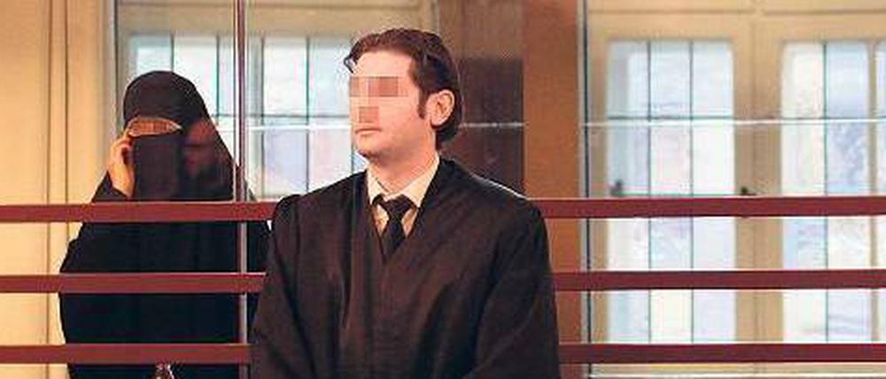 Hinter der Glasscheibe. Die mutmaßliche Terrorhelferin Filiz G. vor Gericht.