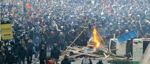 Sturm aufs Parlament. Das Ergebnis der Vertrauensabstimmung brachte in Rom Tausende auf die Straße. Vor dem Senatsgebäude kam es zu schweren Zusammenstößen zwischen Sicherheitskräften und meist jungen, gewaltbereiten Demonstranten. Foto: Claudio Peri/dpa