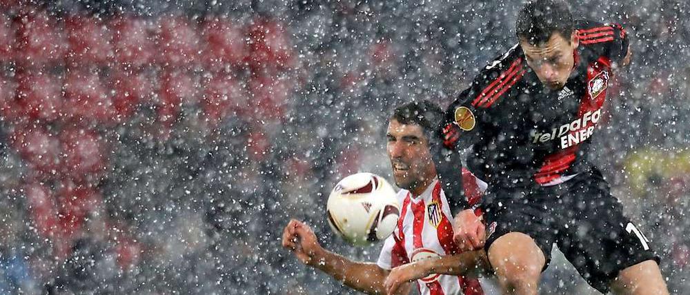 Viel Schnee, nicht ganz so viel Fußball bekamen die Zuschauer am Donnerstag zwischen Bayer Leverkusen und Atletico Madrid zu sehen. Im Bild setzt sich Hanno Balitsch (r.) im Kopfballduell gegen seinen spanischen Kontrahenten Raul Garcia durch.