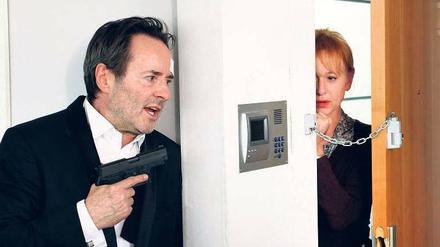 Nachbarn sind immer gefährlich. Aber ist Marianne (Susanne Lothar) so gefährlich, dass Johannes Ganten (Uwe Kockisch) zur Waffe greifen muss? Foto: HR
