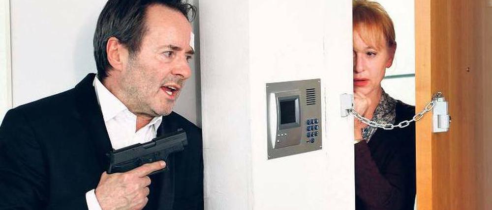 Nachbarn sind immer gefährlich. Aber ist Marianne (Susanne Lothar) so gefährlich, dass Johannes Ganten (Uwe Kockisch) zur Waffe greifen muss? Foto: HR
