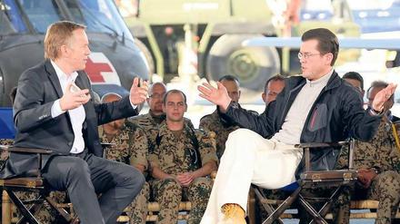 Talk an der Front: Kerner (links) spricht mit Guttenberg vor 300 Soldaten. Foto: dpa