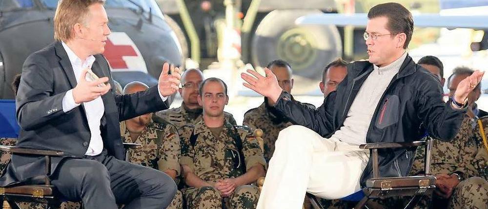 Talk an der Front: Kerner (links) spricht mit Guttenberg vor 300 Soldaten. Foto: dpa