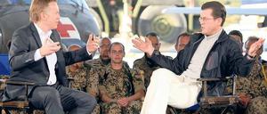Talk an der Front: Kerner (links) spricht mit Guttenberg vor 300 Soldaten. Foto: dpa