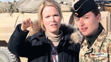Lagebesprechung. Die Gattin des Verteidigungsministers bei der Truppe.