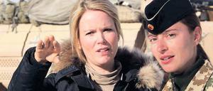 Lagebesprechung. Die Gattin des Verteidigungsministers bei der Truppe. 