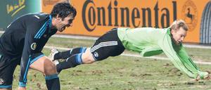 Vor dem Abflug? Schalkes Torhüter Manuel Neuer (r.) überlegt noch, ob er sich auch in der nächsten Saison an Raúls Seite in den Matsch werfen will.