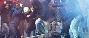 Vor dem Senat in Rom gingen Demonstranten auf Polizisten los.