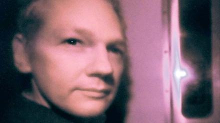 Hinter rotem Glas. Julian Assange am Dienstag auf dem Weg zum Gericht. 
