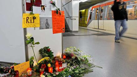 Erinnerungen an das Opfer am Bahnhof Jungfernstieg in Hamburg