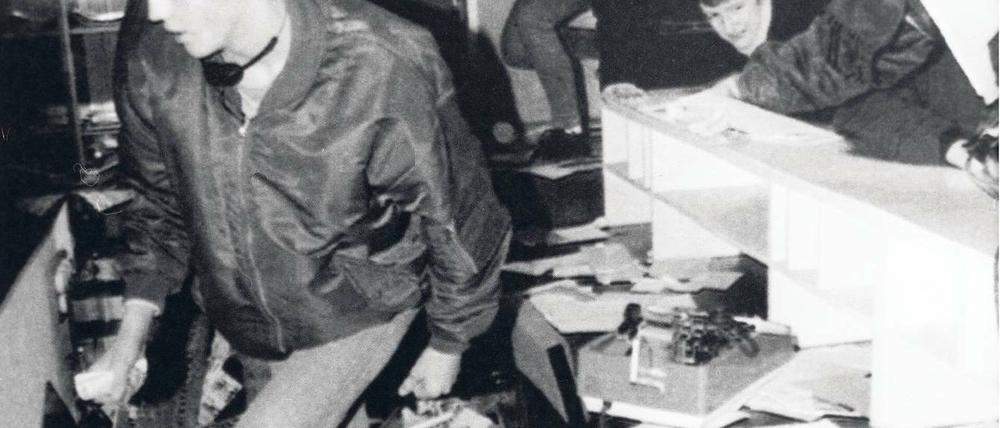 Der Sturm. Die Stasi-Zentrale in der Berliner Normannenstraße am 15. Januar 1990.Fotos: