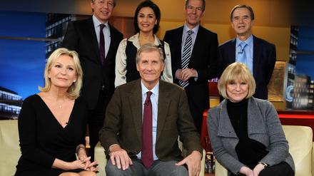 Die Journalisten Sabine Christiansen (l-r), Tom Buhrow, Sandra Maischberger, Ulrich Wickert, Peter Kloeppel, Barbara Dickmann und Wolf von Lojewski posieren nach der Talkshow "Menschen bei Maischberger".