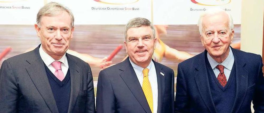 Präsidenten unter sich. Die ehemaligen Bundespräsidenten Horst Köhler und Richard von Weizsäcker posieren mit dem wiedergewählten DOSB-Chef Thomas Bach. Foto: dpa