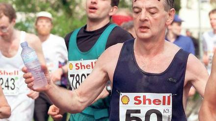 Durchhalten. Auch der ehemalige Bundesaußenminister und Marathonläufer Joschka Fischer hatte mit dem Jo-jo-Effekt zu kämpfen. Menschen, die sich nach einer Diät eiweißreich ernähren und stärkehaltige Lebensmittel meiden, bleiben eher schlank. Foto: dpa