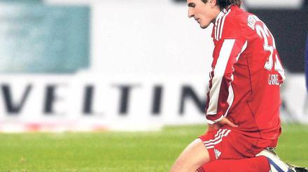 Reine Leere. Nach der 0:2–Niederlage bei Schalke herrschte Ernüchterung bei Bayern München und Mario Gomez. Foto: dapd