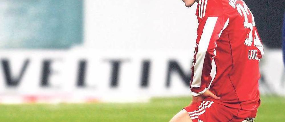 Reine Leere. Nach der 0:2–Niederlage bei Schalke herrschte Ernüchterung bei Bayern München und Mario Gomez. Foto: dapd