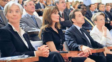 Hand in Hand auf internationalem Parkett. Nicolas Sarkozy mit Gattin auf einem Meeting der indischen Weltraumorganisation Isro in Bangalore – flankiert von Finanzministerin Christine Lagarde (l.) und Außenministerin Michele Alliot-Marie (r.). Foto: Philippe Wojazerbei/Reuters
