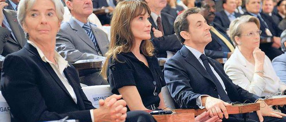 Hand in Hand auf internationalem Parkett. Nicolas Sarkozy mit Gattin auf einem Meeting der indischen Weltraumorganisation Isro in Bangalore – flankiert von Finanzministerin Christine Lagarde (l.) und Außenministerin Michele Alliot-Marie (r.). Foto: Philippe Wojazerbei/Reuters