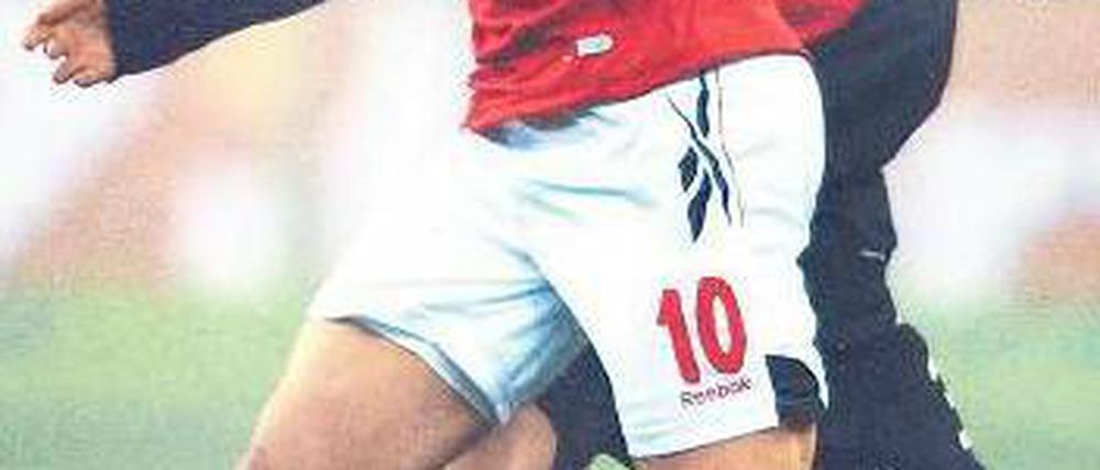 Stark verloren. Lukas Podolski (mit Ball) überzeugte im rheinischen Derby, die Niederlage konnte Kölns Nationalspieler allerdings auch nicht verhindern. Foto: dpa