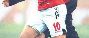 Stark verloren. Lukas Podolski (mit Ball) überzeugte im rheinischen Derby, die Niederlage konnte Kölns Nationalspieler allerdings auch nicht verhindern. Foto: dpa