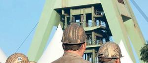 Banger Blick in die Zukunft. Kumpel des Bergwerks Auguste Victoria in Marl hoffen, dass ihre Arbeitsplätze mindestens bis 2018 erhalten bleiben. Foto: p-a/dpa