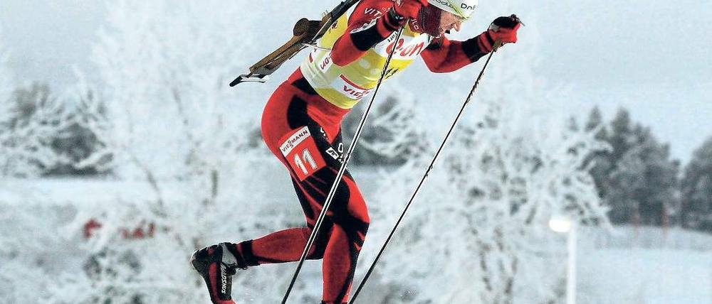 Rot auf Weiß. Bei bitterer Kälte gewann der norwegische Doppel-Olympiasieger Emil Hegle Svendsen zum zweiten Mal einen Biathlon-Weltcup in diesem Winter. Foto: Reuters