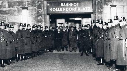 Schöneberg, 1930. Polizisten sichern das Viertel gegen Störversuche.