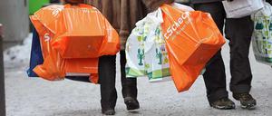 Im Weihnachtsgeschäft machen sich Verbraucher die Tüten gern besonders voll. Dabei können sich viele das Geldausgeben gar nicht leisten.