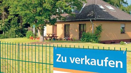 Verlockend. Ein neues Haus, günstig noch dazu und bei vergleichsweise niedrigen Zinsen – das wäre was. Doch gut rechnen sollten Käufer allemal. Foto: dpa