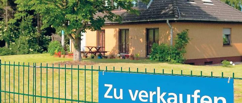 Verlockend. Ein neues Haus, günstig noch dazu und bei vergleichsweise niedrigen Zinsen – das wäre was. Doch gut rechnen sollten Käufer allemal. Foto: dpa