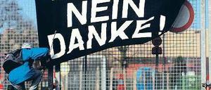 Protest. Eine Aktivistin hängt ein Banner vor dem Zwischenlager in Ahaus auf. Foto: dpa