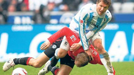 Sechzig ringt Hertha nieder. Benjamin Lauth (oben, im Duell mit Roman Hubnik) erzielte den Siegtreffer für die Münchner. Foto: nordphoto